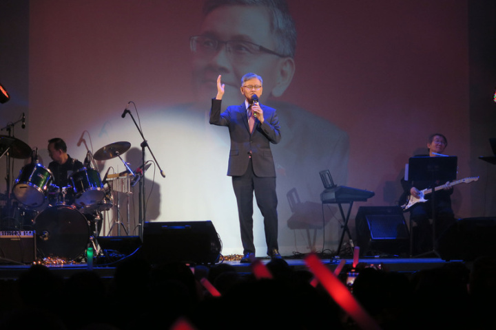 駐紐約辦事處長李光章14日在慈善演唱會上獻唱「朋友」，到任兩年半來首次在僑界大型活動獻聲。