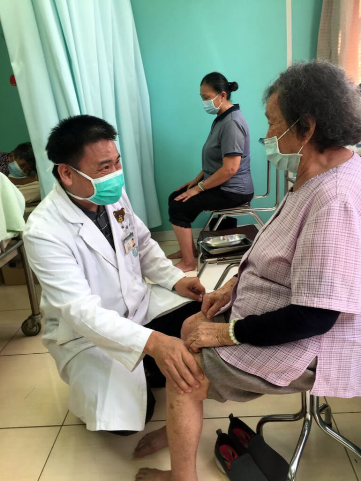 嘉義縣大林慈濟醫院中醫師葉明憲（左）每週三都會前往偏鄉大埔鄉看診，20年如一日。近期由經典雜誌出版的新書「山上的醫生館」，即是以葉明憲為主角，盼藉他的故事讓更多人關注偏鄉。（大林慈濟醫院提供）
