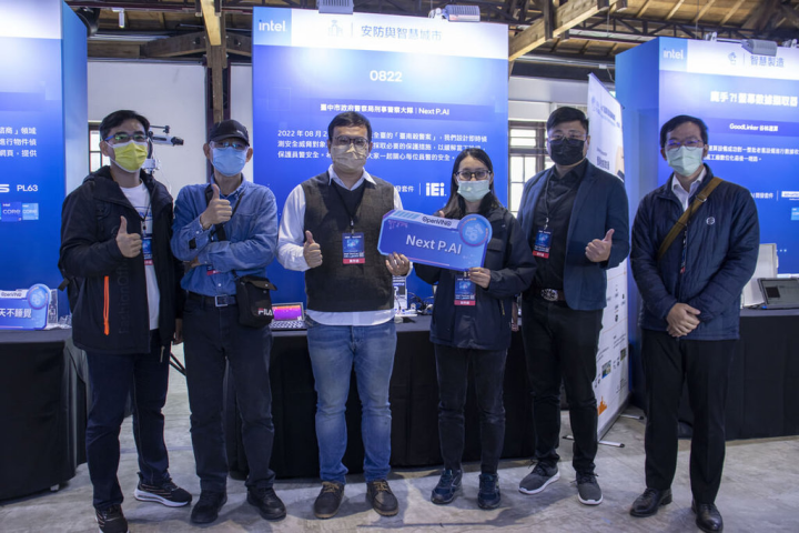 台北市政府警察局刑事警察大隊6名刑警組成團隊，設計開發出代號「0822」的輔助概念設備，可安裝在警車上協助員警服勤安全偵測，日前參加英特爾（Intel）公司在台北舉辦的2022 DevCup AI競賽獲獎。（警方提供）