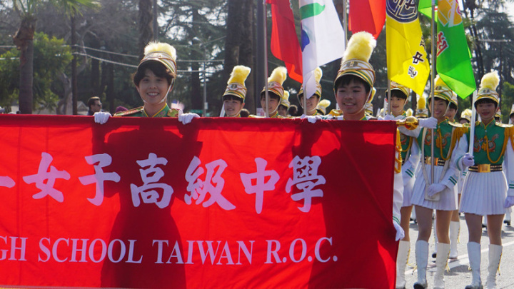 北一女中樂儀旗隊2日代表台灣參加美國2023年元旦的玫瑰花車遊行，電視轉播評論員稱讚，學生就算失誤仍然保持笑容，具有專業態度。