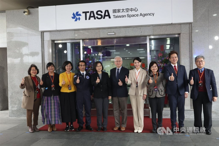 President Tsai Ing-wen (蔡英文, fifth left). CNA photo Jan. 6, 2022