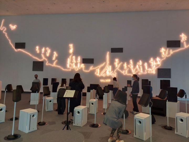 阿蘭．馮榭創作  法聲響藝術裝置巨作首到亞洲 高雄市內惟藝術中心13日推出重磅作品「LEARPRINT 內惟聲響實驗」，由法國音場設計與聲學藝術家阿 蘭．馮榭（ALAIN FRANÇAIS）創作，以65顆音箱， 裝置於藝術中心入口主廳。