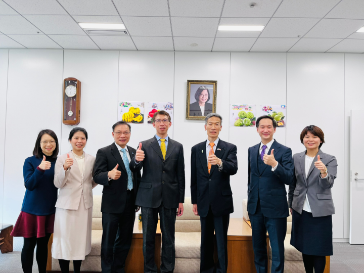 (左至右)國立清華大學國際學士班林書瑜秘書、林佩錡助理教授、駐大阪辦事處張永賢副處長、清華國際學院董瑞安院長、駐大阪辦事處向明德處長、台北政經學院謝英哲執行長、林育柔教育秘書