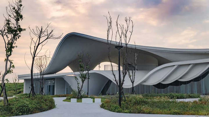 「永安海螺文化體驗園區」海螺館外觀以「海螺」為設計概念，純白建築與空間搭配成優美曲線，是另類藝術園區。（桃園市府提供）