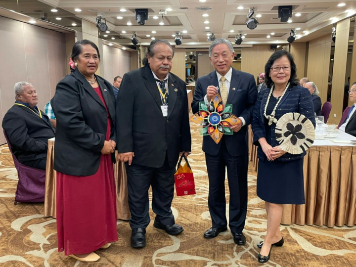 圖說：吐瓦魯國國會議長戴伊歐（Samuelu Penitala Teo）回贈外交部政務次長田中光伉儷吐國特色禮品－貝殼項鍊、扇子與吊飾，代表祝福之意。