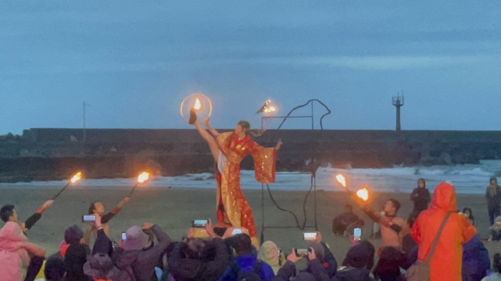 屏東落山風藝術季「風湧之南」大劇1日登場，集結當代馬戲、特技火舞等，以海天為幕、沙灘為舞台，融合地景特色沉浸演出，迎接新年。（屏東縣政府提供）