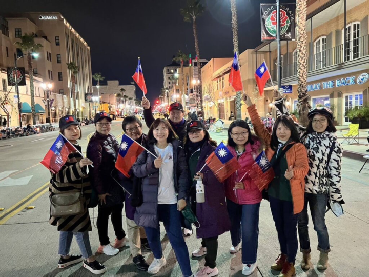 北一女樂儀旗隊2日參加2023年美國加州玫瑰花車遊行，家長後援會帶著中華民國國旗到場打氣。（陳鳳桃提供）