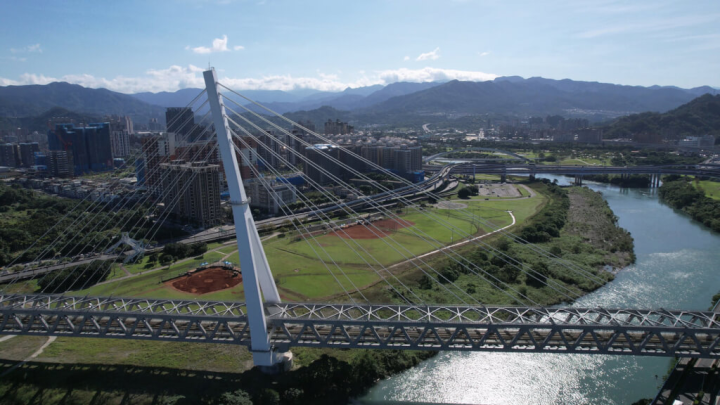 安坑輕軌安心橋須靠130公尺高橋塔以傾斜方式拉住斜張鋼纜，才能支撐橋體桁架，工程難度高。（新北市捷運局提供）