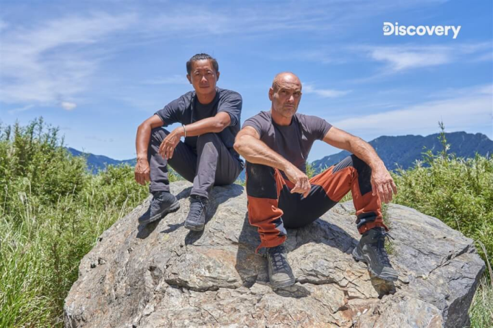 實境求生節目「單挑求生高手」主持人史塔福（Ed Stafford）（右）來台攀登地勢多變的合歡山，並與登山專家兼超馬好手孫靈野（左）挑戰對決。（Discovery提供）