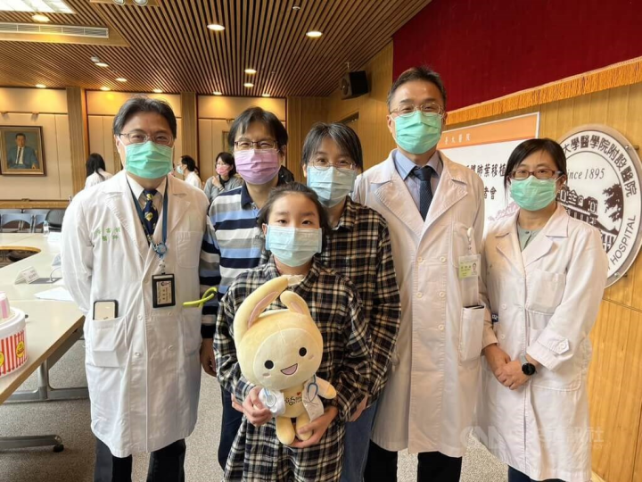 National Taiwan University Hospital (NTUH) doctors perform a 15-hour operation in October 2022 to replace an 11-year-old girl’s (front) damaged lungs with the lower lobe from either her parents’ (second left and third) left or right lung, the first successful case in Taiwan.(CNA photo)