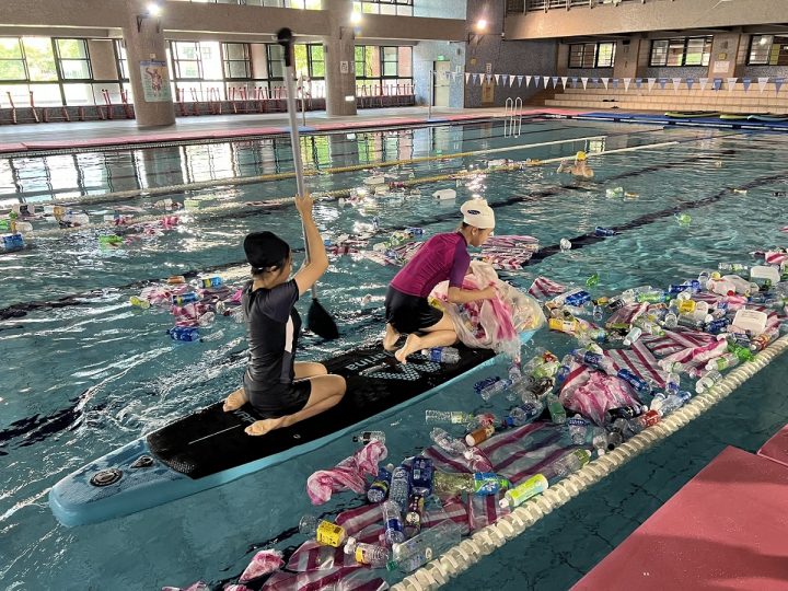 臺北市立龍門國中以SUP體驗為題，透過撿拾塑膠垃圾，親身體驗在海面上運動
