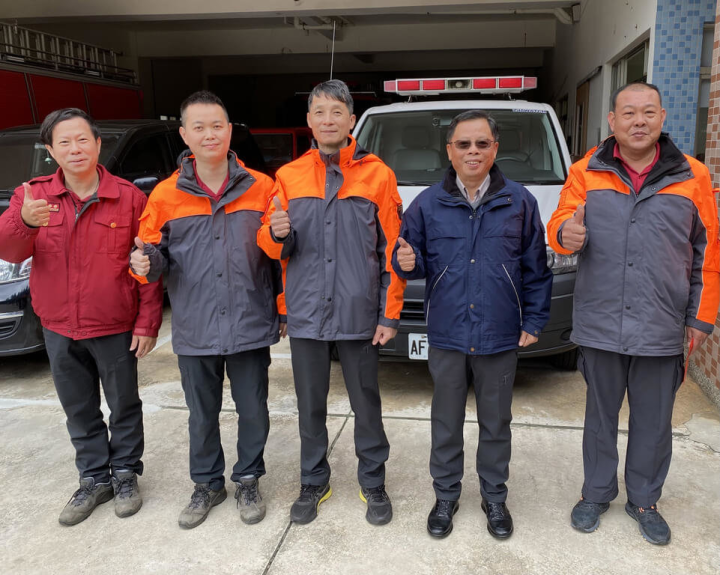  澎湖57歲許姓男子日前與友人聊天時，突然胸悶倒地昏迷，一度呈OHCA（心肺功能停止），澎湖縣消防局派員緊急搶救送醫，所幸在農曆年前成功救回一命。消防局長許文光（右2）肯定救護人員救護技術，致贈獎勵金嘉勉。（澎湖消防局提供）