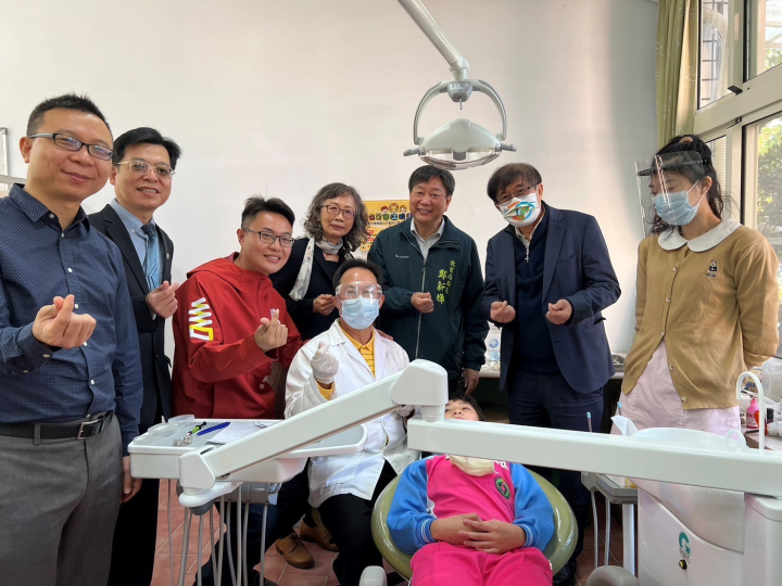 實地關心五甲國小學童新診療椅使用情形