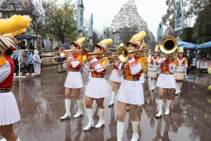 以玫瑰花車遊行隊伍身分，北一女樂儀旗隊3日在加州迪士尼樂園內遊行，儘管天空飄雨、地面濕滑，仍然不減學生期待演出的興奮之情。（北一女樂儀旗家長後援會提供）