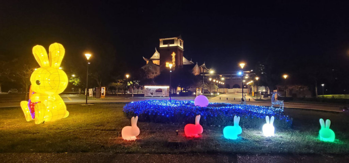 迎接農曆春節，嘉義縣政府與在地藝術家賴銘傳老師合作，近日在嘉義縣表演藝術中心草坪及梅嶺美術館，設有20多組小兔子等裝置藝術，並在夜間投射燈光，別具特色。（嘉義縣政府提供）