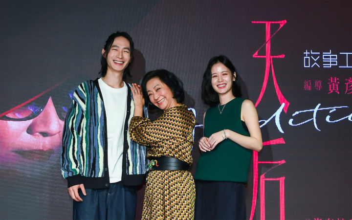 故事工廠舞台劇「天后」找來金鐘視后楊麗音（中）、金鐘視帝黃河（左）與演員袁子芸（右）主演，全劇講述無名藝人為成名不顧一切，12日舉行宣傳記者會。（故事工廠提供）