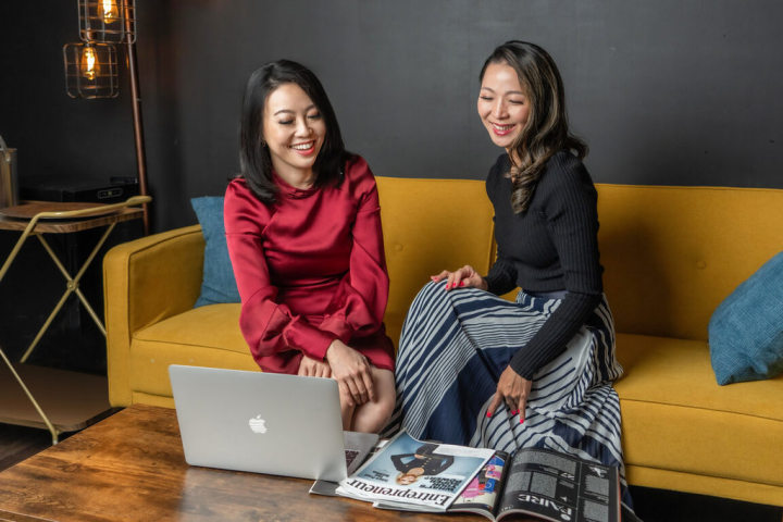 台灣創業家「矽谷阿雅」鄭雅慈（左）和馬來西亞同學陳美瑩共創的男裝租賃訂閱服務公司，獲矽谷商業媒體評選為2023年值得關注的15家新創之一。（鄭雅慈提供）