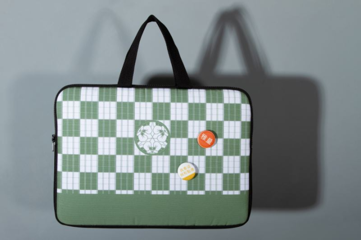 「『雅量』筆電包」，靈感來源於社群平臺上最有名的部編版課文〈雅量〉。