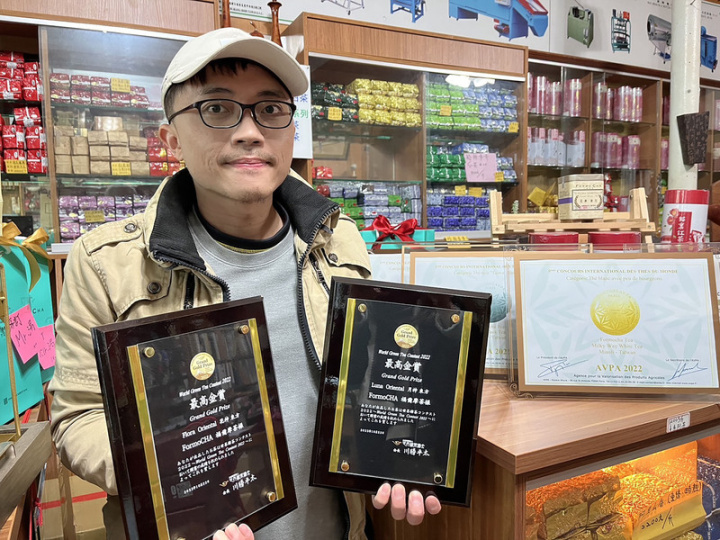 苗栗縣獨立製茶職人張家齊在2022法國AVPA世界茶葉競賽奪金，他17日受訪指出，去年是豐收的一年，累積英、日、法等世界指標性茶葉競賽「大滿貫」。