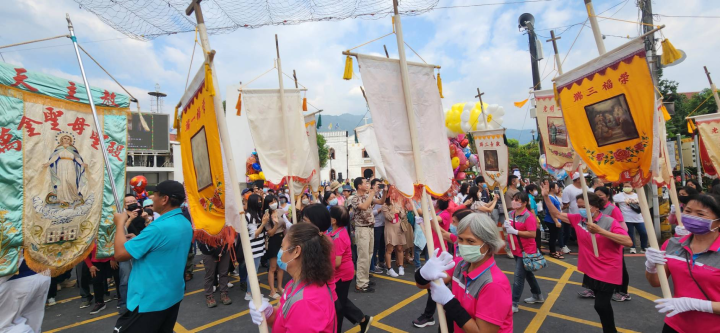 萬金聖母遊行，類似媽祖繞境氣氛，相當熱鬧。
