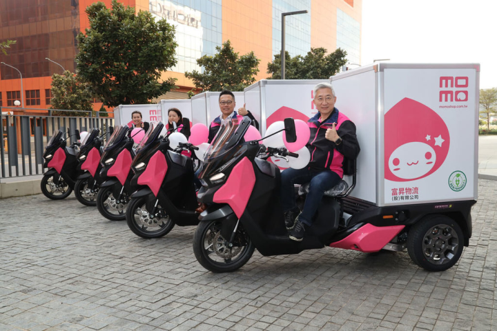 首頁 / 產經 富邦媒攜手蓋亞汽車 布局綠色物流 2023/1/3 14:58（1/3 15:06 更新） momo富邦媒（8454）旗下富昇物流攜手蓋亞汽車推出momo電動三輪車，將最後一哩路的物流運輸納入綠色物流行動。