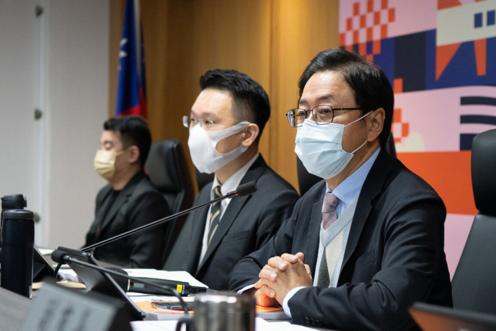 首頁 / 地方 桃園生育津貼加碼 張善政：多一胎加1萬 2023/1/18 15:39（1/18 16:01 更新） 桃園市長張善政（右）18日主持市政會議時宣布，推出加碼新制「多一胎加1萬」的生育津貼政策，若為雙胞胎、三胞胎者則每名額外加碼新台幣1萬元。（桃園市政府提供）