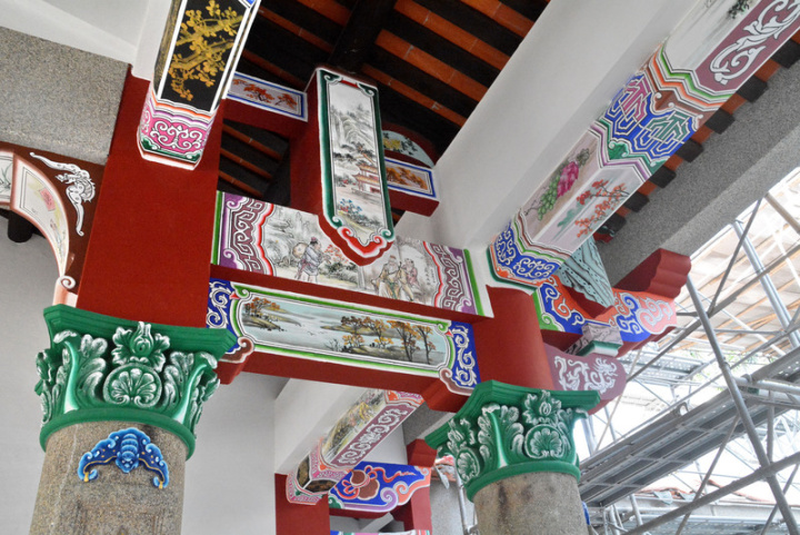 首頁 / 地方 十四張古厝群異地重組 匠師重現200年前建築風貌 2023/1/27 10:45（1/27 11:46 更新） 新北市十四張劉氏古厝群拆遷重組是繼五股「守讓堂」後，新北第2例異地重組歷史建築。圖為拆遷重組的啟劉氏家廟（啟文堂）彩繪。