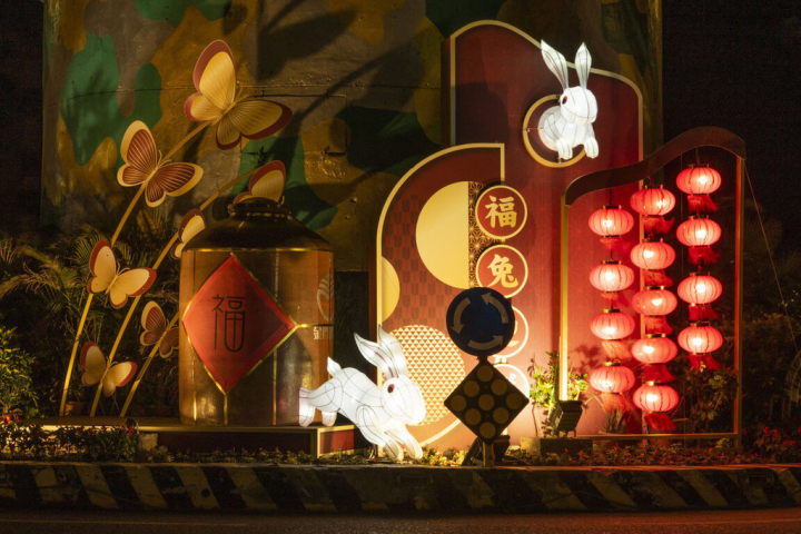 迎接兔年，金門縣林務所在全島各重要交通節點設置迎春意象，其中，金城鎮東門圓環的兔子裝置藝術活靈活現，彷彿在昔日反空降堡周遭開心跑跳。（金門縣林務所提供）