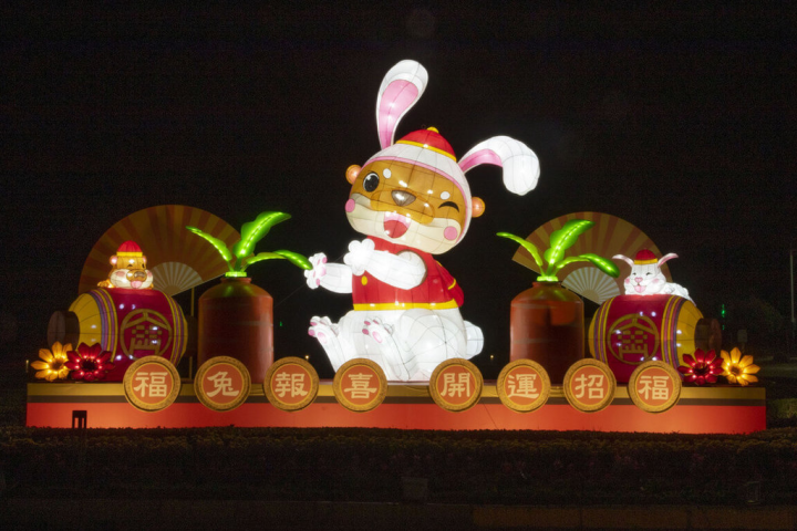 迎接農曆春節，金門縣林務所在全島各重要交通節點以裝置藝術點亮年節氣氛，在尚義機場圓環設有裝扮成兔子的歐亞水獺燈飾，讓不少人都直呼太可愛了。（金門縣林務所提供）
