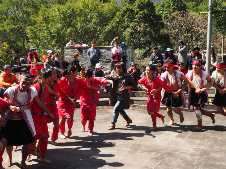 首頁 / 生活 玉山國家公園走春 深度感受自然風貌布農魅力 2023/1/19 17:18（1/19 17:31 更新） 玉山國家公園管理處19日表示，農曆新年將至，所轄塔塔加、梅山、南安、水里遊客中心，以及東埔服務中心、排雲登山服務中心僅除夕休館，其他時間正常開放，並安排布農文化展演、集章抽獎等新春活動，歡迎民眾來玉山園區走春。（玉山國家公園管理處提供）