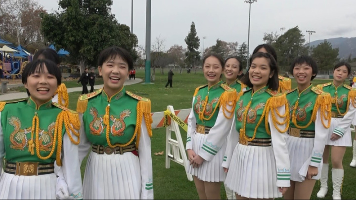 北一女樂儀旗隊2日代表台灣參加美國加州玫瑰花車遊行，感染現場新年慶典的歡樂氣氛，完成任務後學生露出輕鬆笑容，互道新年快樂。