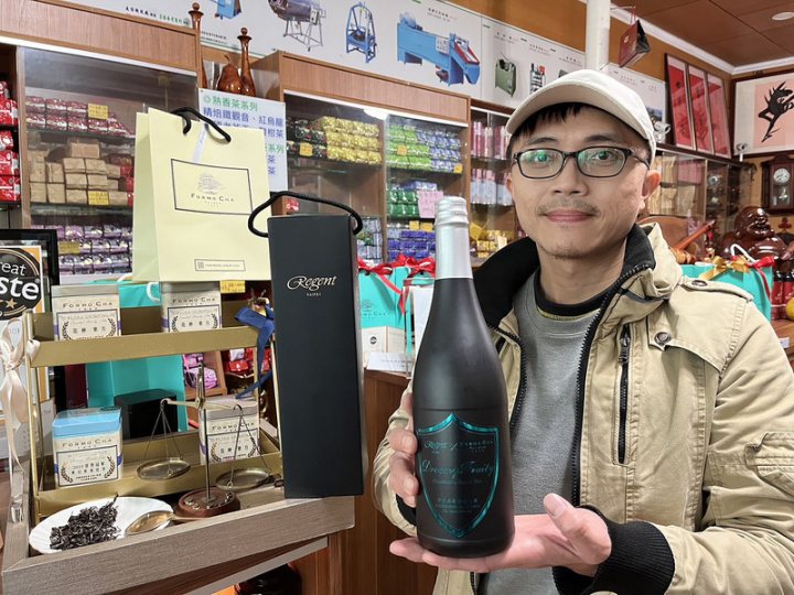 苗栗縣製茶職人張家齊近年在英、日、法等世界指標性茶葉競賽獲獎肯定，被餐飲龍頭業者晶華酒店相中，以他2019年在英國獲世界冠軍作品「夢幻果香紅茶」，合作開發出香檳紅茶。