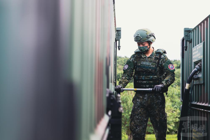 官兵執行戰備操演。