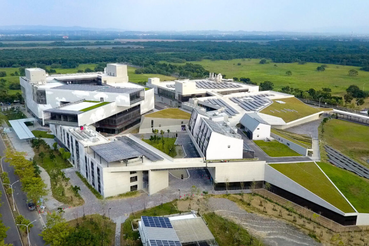 鄰近高鐵台南站的沙崙智慧綠能科學城，公私機構已陸續進駐。圖為綠能科技示範場域建物。（台南市經發局提供）