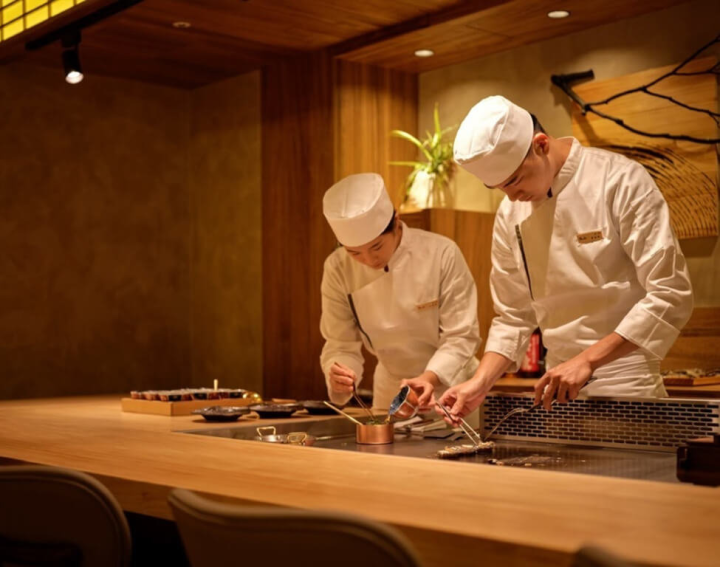 餐飲業缺工，連鎖集團加薪搶人才，王品的鐵板燒品牌開出儲備主廚及鐵板燒師傅等160名職缺，歷經一年半培訓、考核通過，月薪上看新台幣6.5萬元。（王品提供）
