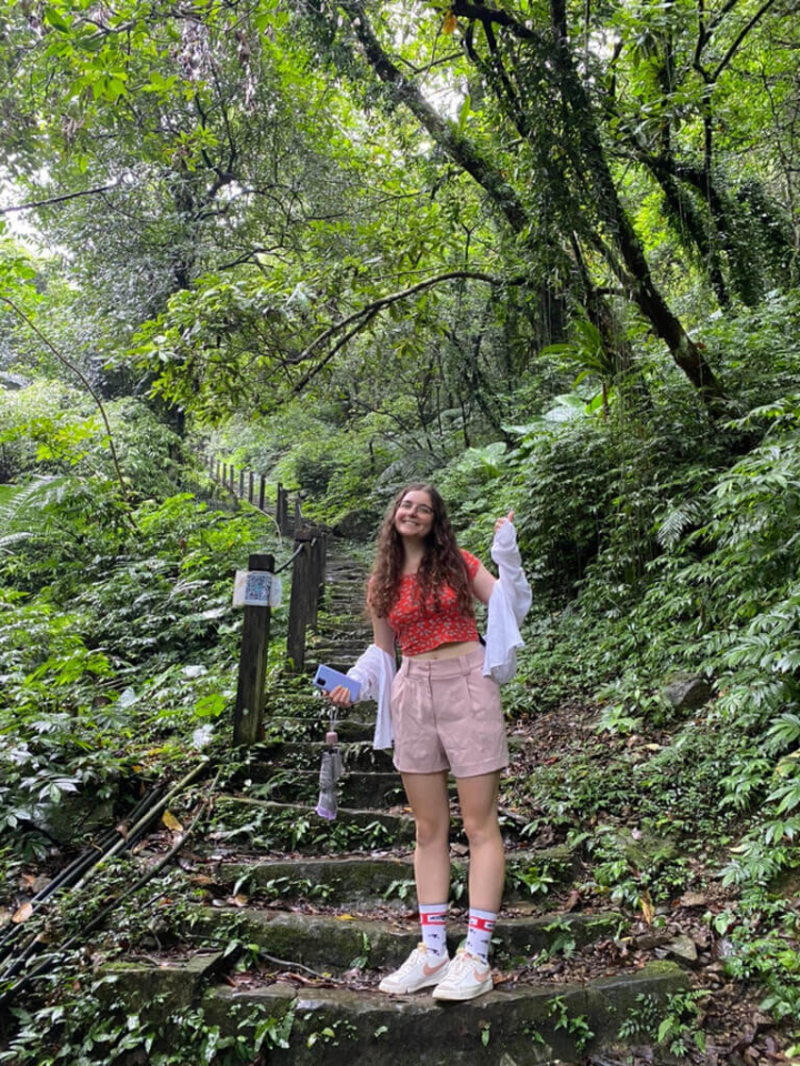 烏克蘭籍學生楚希雅（Anastasiia Palamarchuk）在戰火中，輾轉來到台灣的陽明交通大學。課餘之時她與朋友一起在台灣健行，即便下了點小雨，仍享受爬山的旅程。（楚希雅提供）