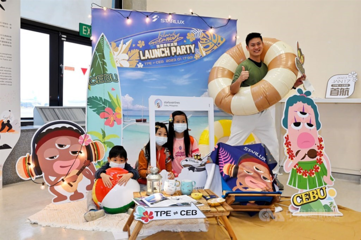Travelers posing at the Taipei-Cebu route launch party photo booth. CNA photo Jan. 17, 2023