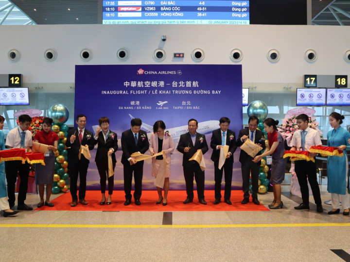 華航2日在峴港國際機場出境大廳舉辦峴港-台北首航儀式，峴港是華航在越南的第3個定期航點，鎖定COVID-19（2019冠狀病毒疾病）疫後旅遊潮與轉機旅客。