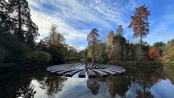 戶外燈光藝術裝置技術門檻高，若是在水體呈現，更要能抵擋水流波動。在倫敦邱園，台灣團隊「有用主張」強化作品水下金屬結構，以抵擋平靜水面下的急流。（有用主張提供）