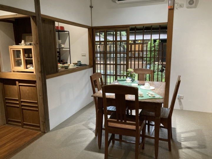 原本屋瓦傾頹、雜草叢生的方東美寓所，在至美國際企業投入超過新台幣4000萬元修復後，重生為結合餐飲、藝廊、茶屋空間的東美院。