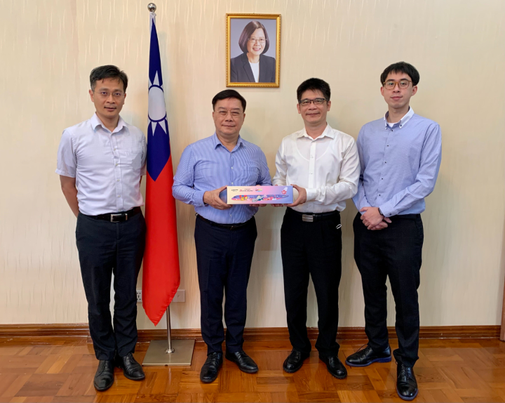 李朝成大使(左2)、陳伯彰組長(左1)、連建章總經理(右2)、翁維陽機場經理(右1)合影