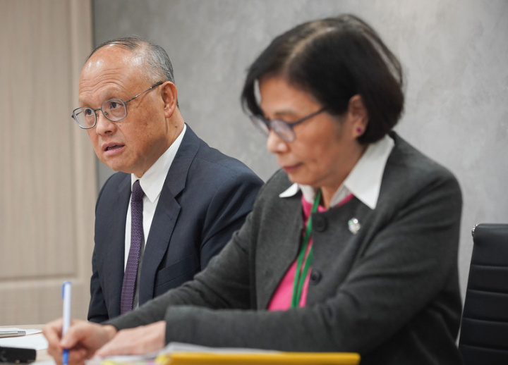 台美21世紀貿易倡議第2回合談判17日落幕，行政院經貿談判辦公室總談判代表鄧振中（左）晚間表示，整體而言，相當滿意這次談判結果，對於促進貿易倡議的協議談判進展，向前邁進了一步。右為經貿談判辦公室副總談判代表楊珍妮。