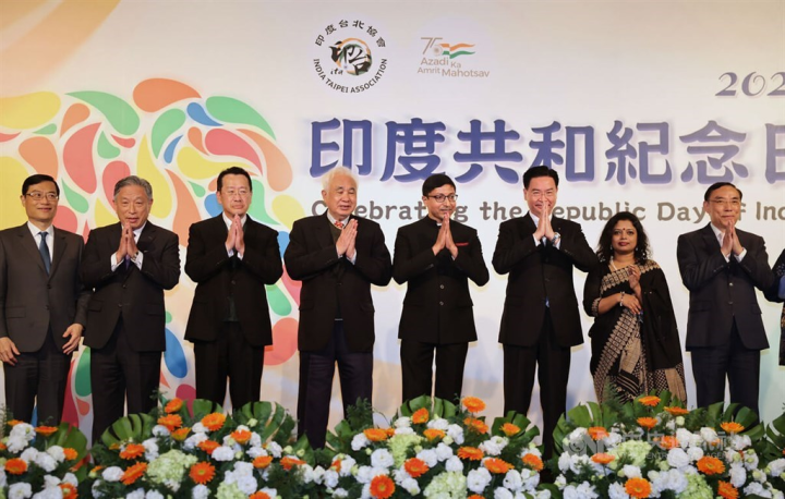 India-Taipei Association Director-General Gourangalal Das (right, fourth) with Indian and Taiwan officials. CNA photo Jan. 17, 2023