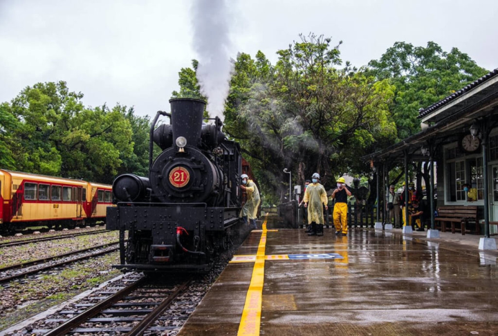 阿里山林業鐵路編號SL-21蒸汽火車逾百年歷史，歷經2年多修復，以及不斷地試車、檢查，並維持燃煤動力系統，在去年12月底正式對外亮相。（阿里山林鐵及文資處提供）