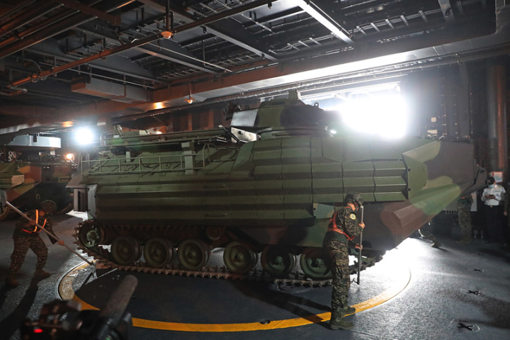 國防部12日邀請媒體赴高雄左營參觀兩棲船塢運輸艦 玉山艦，現場進行裝載操演；艦內塢槽乾區裝載能力 龐大，可搭載多輛AAV-7兩棲突擊車、重型車輛、悍 馬車等載具。