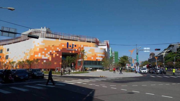 位於台中市東區的三井LaLaport大型購物中心，南館17日起試營運，大批人潮與車潮上午開始湧入周邊道路。