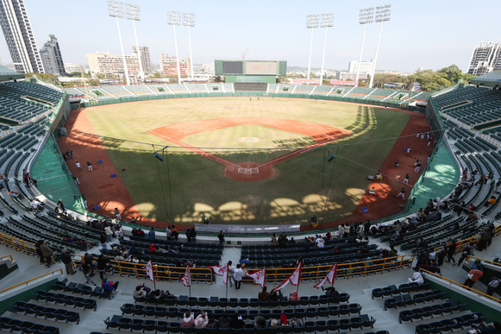 首頁 / 運動 澄清湖球場年中將整修 提升南部球迷看球環境 2023/1/27 15:02（1/27 16:31 更新） 中華職棒台鋼雄鷹隊目前主場在高雄澄清湖棒球場，不過今年年中球場將進行整修工程，會以設施環境修繕為主，盼提升球員、球迷的舒適性。
