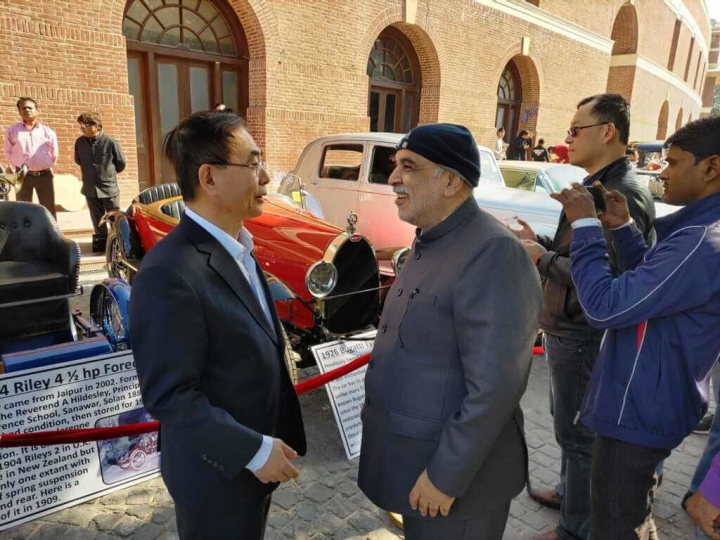 駐印度代表葛葆萱（前左）15日偕員眷參加印度主流媒體「政治家報」 主辦的古董車展。圖為葛葆萱與印度友人寒喧。（駐印度代表處提供）