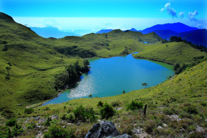 根據文化部國家文化記憶庫網站資料，丹大林道直通海拔2980公尺的七彩湖（圖），號稱台灣最長林道。（南投林管處提供）