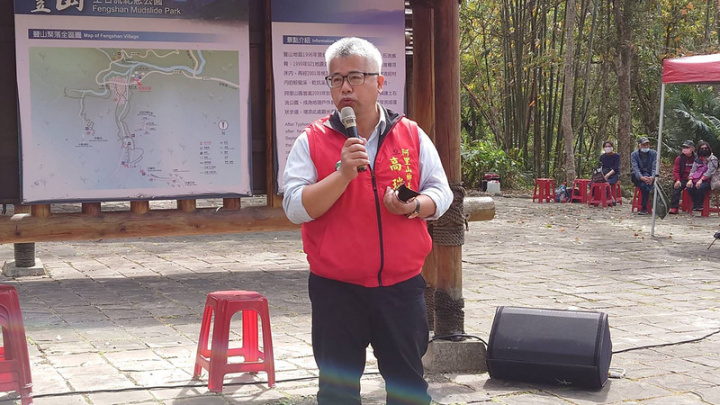 嘉義縣公車處石棹至奮起湖、達邦、阿里山3條路線24處公車站牌在2022年間增設鄒語名稱，阿里山鄉長高瑞芳11日表示，除營造部落母語學習環境，也可讓遊客知道已進入鄒族傳統領域。